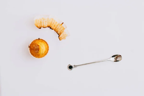 Muffins Faits Maison Sur Fond Blanc Cuillère Argentée Minimalisme Pose — Photo