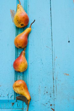 Eski ahşap mavi arka planda taze armut