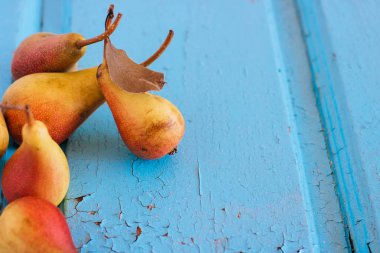 Eski bir ahşap mavi arka plan taze armut hasat