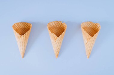 Mavi arka plan üzerinde Dondurma Konileri, düz yatıyordu, minimalizm