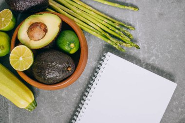 Ahşap plaka ve blan üst görünümü yeşil taze sağlıklı sebzeler