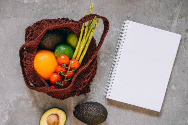 Ham vegetabl ile kahverengi biyobozunur alışveriş çantası natürmort