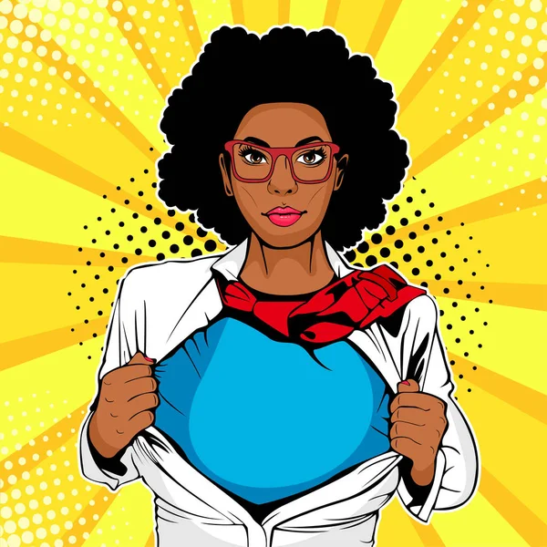Pop art kadın afro Amerikan süper kahraman. Beyaz ceket giymiş genç seksi kadın süper kahraman gösterir t-shirt. Vektör çizim retro pop sanat komik tarzı.