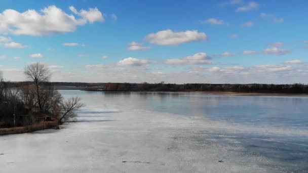 湖上から見たウクライナ それに氷と 美しい青い空の雲 — ストック動画