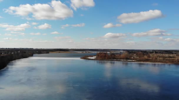 Lake Pohled Shora Ukrajině Ledem Něj Krásná Modrá Obloha Mraky — Stock video