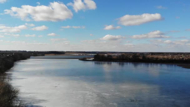 Lake Pohled Shora Ukrajině Ledem Něj Krásná Modrá Obloha Mraky — Stock video