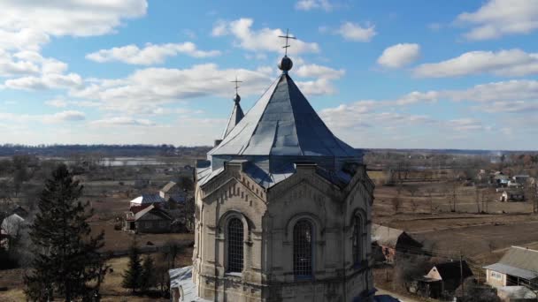 近くに Pegeons とウクライナの古いカトリック教会の眺め 美しい風景と青空のドローンから平面図 — ストック動画
