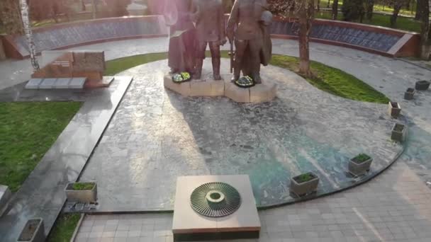 科普特开枪第二次世界大战的三个苏联士兵的雕像与永恒的火焰和纪念与无人机的名字 — 图库视频影像