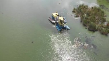 Havadan görünüm ekskavatör ve ağır ekipman, tarama ve derinleşen kanal dağ nehri. Nehir kıyısında ağır tarama makinesi. Ekskavatör bir nehir serpiştirmek.