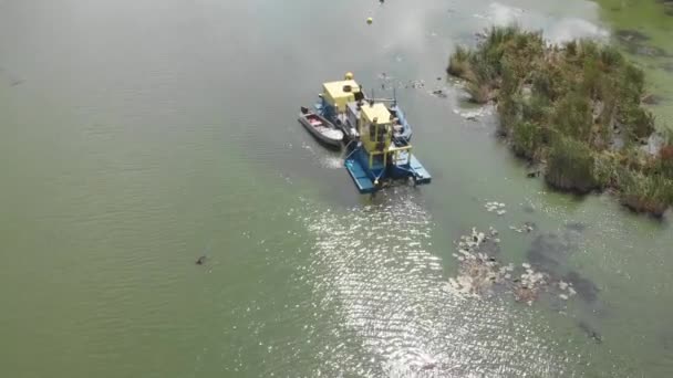鸟瞰挖掘机和重型设备 疏通和深化河道山河 河岸上的重型挖泥机 挖掘机疏通一条河 — 图库视频影像