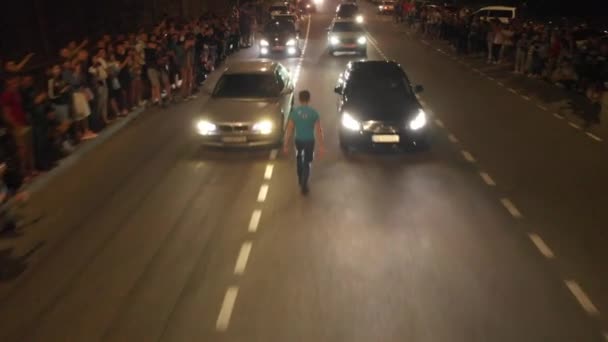 Lucht Video Van Man Geeft Start Voor Drag Racing Straat — Stockvideo