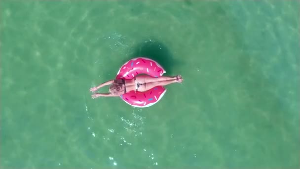 Сексуальна Молода Дівчина Сонцезахисних Окулярах Дівчина Рожевому Гумовому Кільці Пончиків — стокове відео
