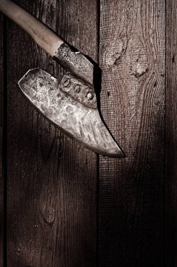 Ahşap haft ahşap tahta arka plan ile eski geniş başlı balta
