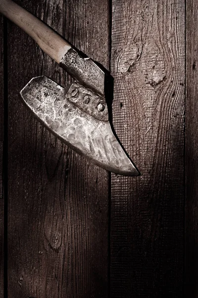 Ahşap haft ahşap tahta arka plan ile eski geniş başlı balta