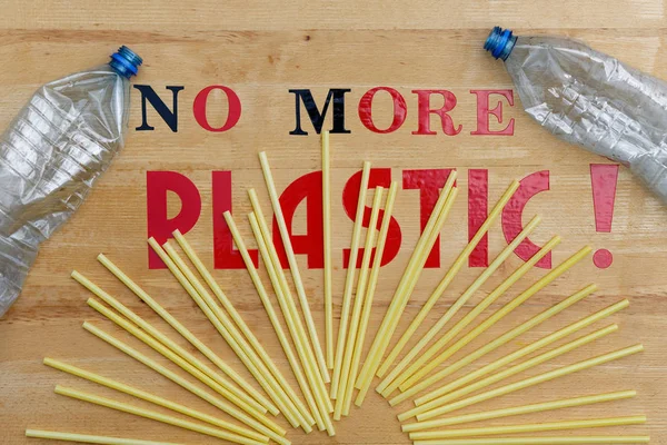 Milieubewustzijn Zorg Geschoten Plastic Flessen Rietjes Houten Achtergrond Met Motto — Stockfoto