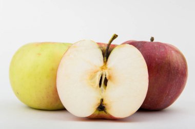 beyaz bir arka plan üzerinde elma. Tatlı elma