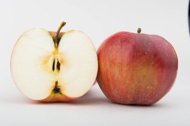 beyaz bir arka plan üzerinde elma. Tatlı elma
