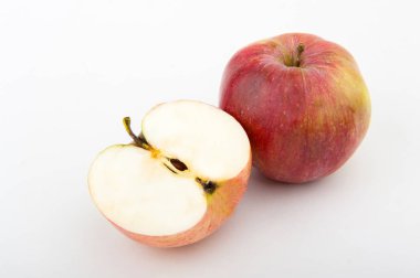 beyaz bir arka plan üzerinde elma. Tatlı elma
