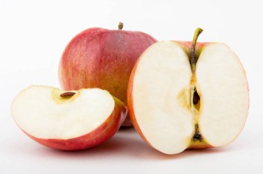 beyaz bir arka plan üzerinde elma. Tatlı elma