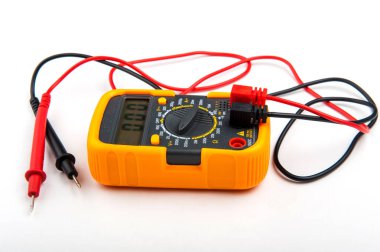 Tester yakın çekim. beyaz bir arka plan üzerinde multimetre
