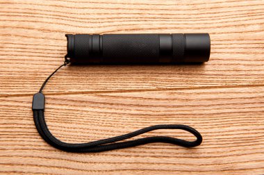 ahşap bir masa bir el feneri