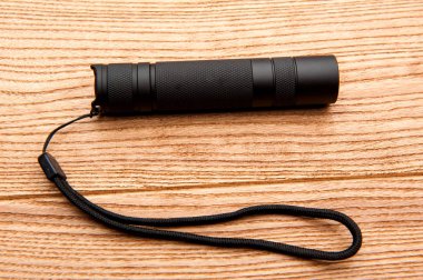 ahşap bir masa bir el feneri