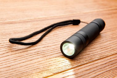 ahşap bir masa bir el feneri