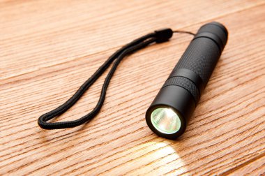 ahşap bir masa bir el feneri