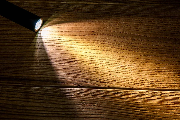 木製のテーブルに懐中電灯 — ストック写真