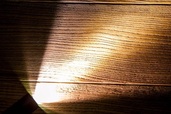木製のテーブルに懐中電灯 — ストック写真