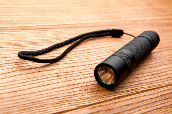 фонарик на деревянном столе
