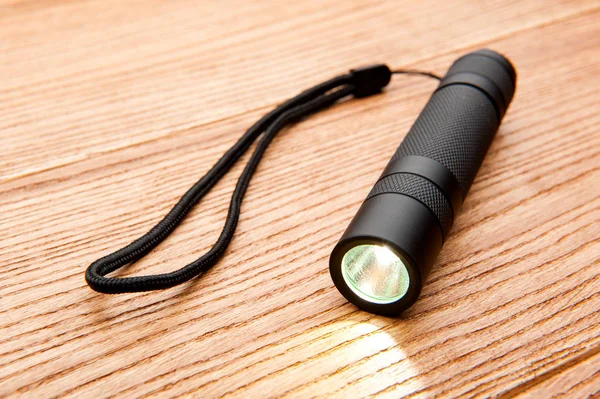 ahşap bir masa bir el feneri