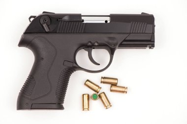 beyaz zemin üzerinde silah