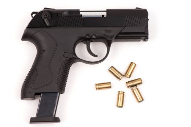 beyaz zemin üzerinde silah