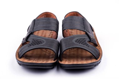 beyaz zemin üzerine sandalet