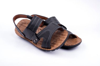 beyaz zemin üzerine sandalet