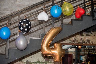 Ulusal teketim ürünleri sayılar şeklinde. Tatil top ile dekore edilmiştir. Doğum günü partisi kutladı