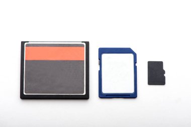 beyaz zemin üzerinde hafıza kartı