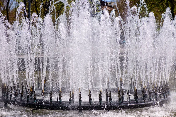 Çeşme yakın çekim. Su sıçrama
