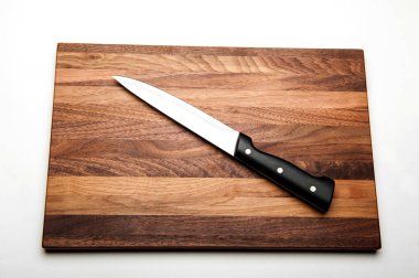 mutfak bıçağı masanın üzerine