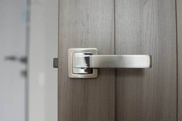 ручка на двери закрывается
