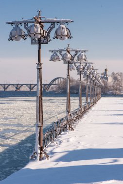 sokakta kar. Sokak ışıkları
