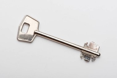 beyaz zemin üzerinde kapının anahtarları