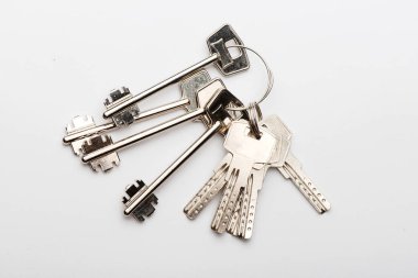 beyaz zemin üzerinde kapının anahtarları