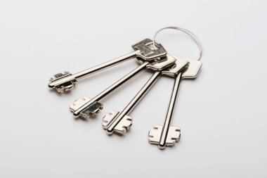 beyaz zemin üzerinde kapının anahtarları