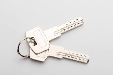 beyaz zemin üzerinde kapının anahtarları