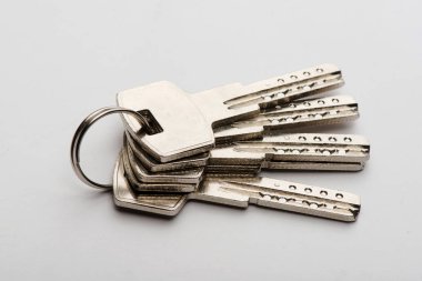 beyaz zemin üzerinde kapının anahtarları