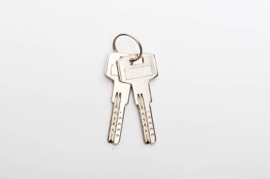 beyaz zemin üzerinde kapının anahtarları