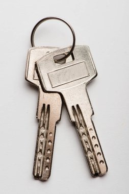 beyaz zemin üzerinde kapının anahtarları