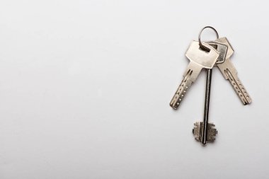 beyaz zemin üzerinde kapının anahtarları